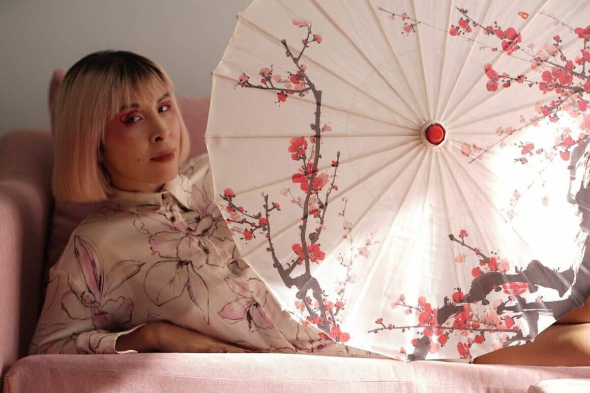 Wan Geisha: “Quería que fuera como un himno a la fortaleza del alma” - Wan Geisha es una artista boliviano-argentina de origen nikkei, cuya propuesta musical fusiona el pop soul con elementos de electrónica, R&B y jazz. Su voz emocional y poderosa, de amplio registro, se convierte en el vehículo perfecto para transmitir historias de fuerza, deseo y transformación. Wan Geisha. Foto de prensa