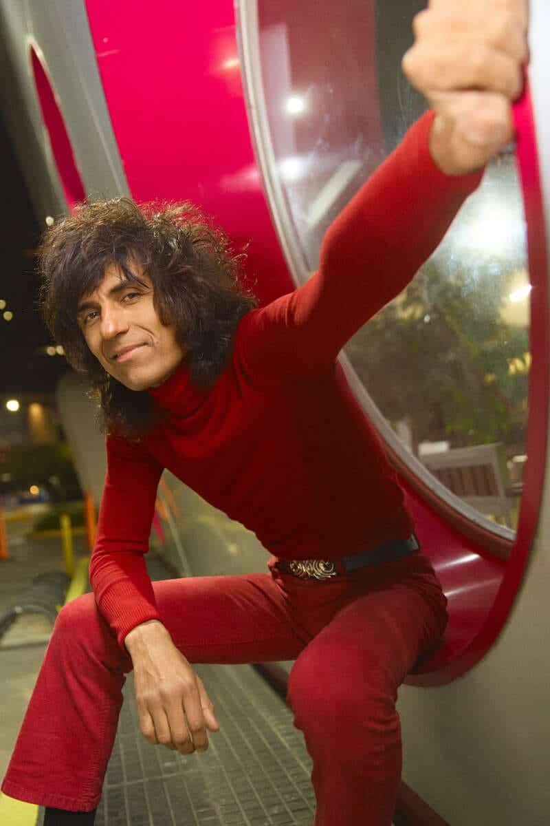 Gori - Carlos Ramiro Loncharich, conocido artísticamente como Gori, es un músico, cantante, DJ, compositor y productor argentino. Es el fundador y líder de la banda Fantasmagoria y ha sido guitarrista en grupos como Fun People y en proyectos junto a Juanse. Gori. Foto de prensa