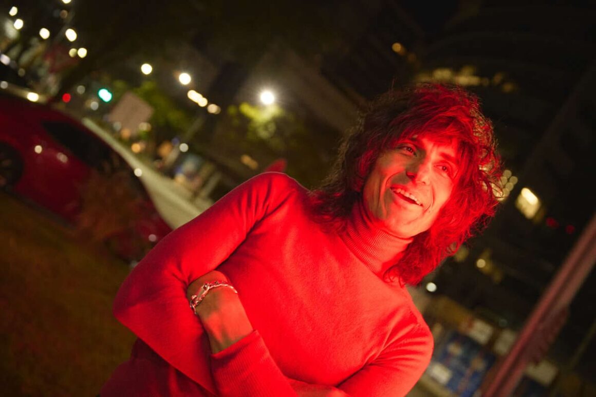 Gori - Carlos Ramiro Loncharich, conocido artísticamente como Gori, es un músico, cantante, DJ, compositor y productor argentino. Es el fundador y líder de la banda Fantasmagoria y ha sido guitarrista en grupos como Fun People y en proyectos junto a Juanse. Gori. Foto de prensa