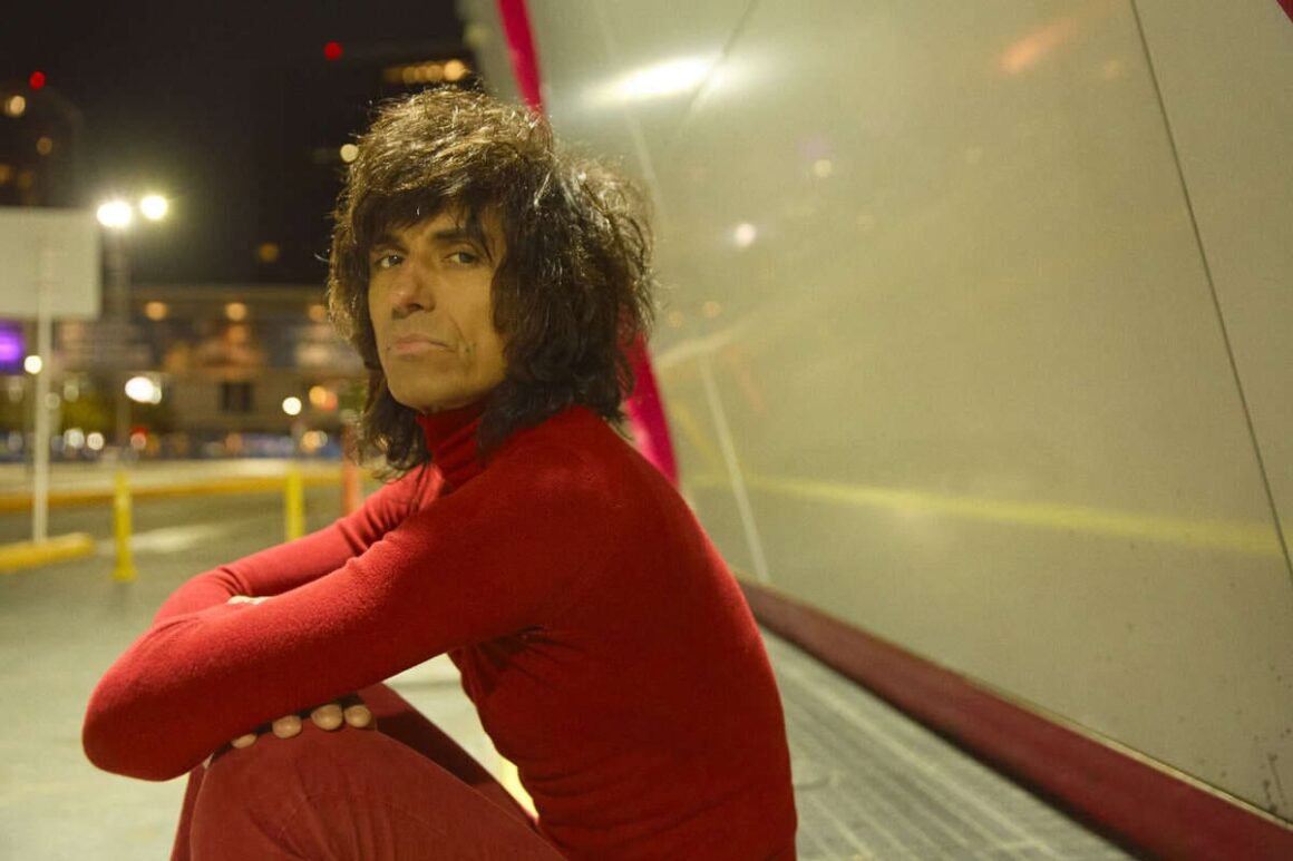 Gori - Carlos Ramiro Loncharich, conocido artísticamente como Gori, es un músico, cantante, DJ, compositor y productor argentino. Es el fundador y líder de la banda Fantasmagoria y ha sido guitarrista en grupos como Fun People y en proyectos junto a Juanse. Gori. Foto de prensa