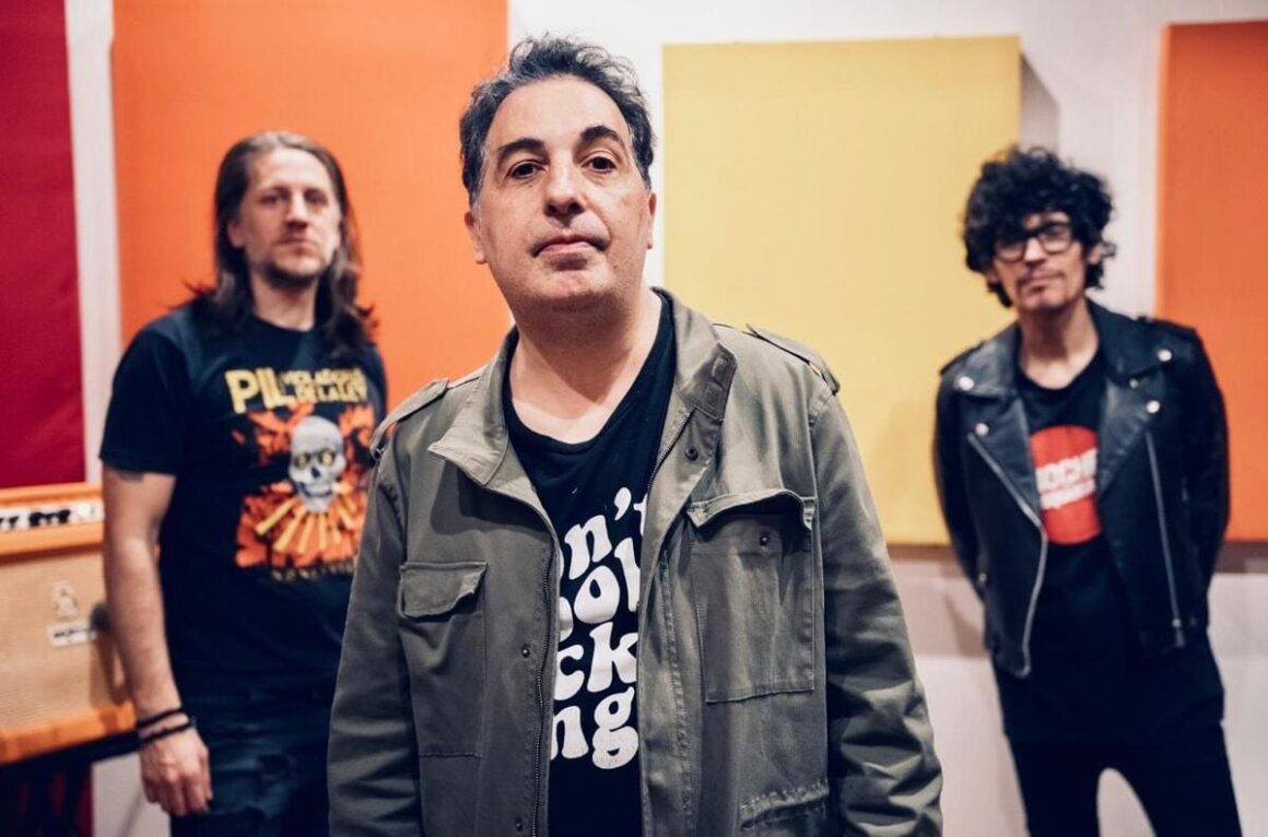 Astrománticos: “La intención de romper con estructuras y prejuicios” - Astrománticos emerge de Buenos Aires a lo largo de la pandemia y se consolida como trio fusionando las virtudes de Diego Vieites (voz y guitarra), el Chino Galeano (bajo) y Alejo Porcellana (batería). Sus gustos por el glam rock de los 70s, britpop y el punk power pop, los motivan a trabajar en once temas propios, que finalmente son editados bajo el nombre "Volumen II" (2024). Astrománticos. Foto de prensa