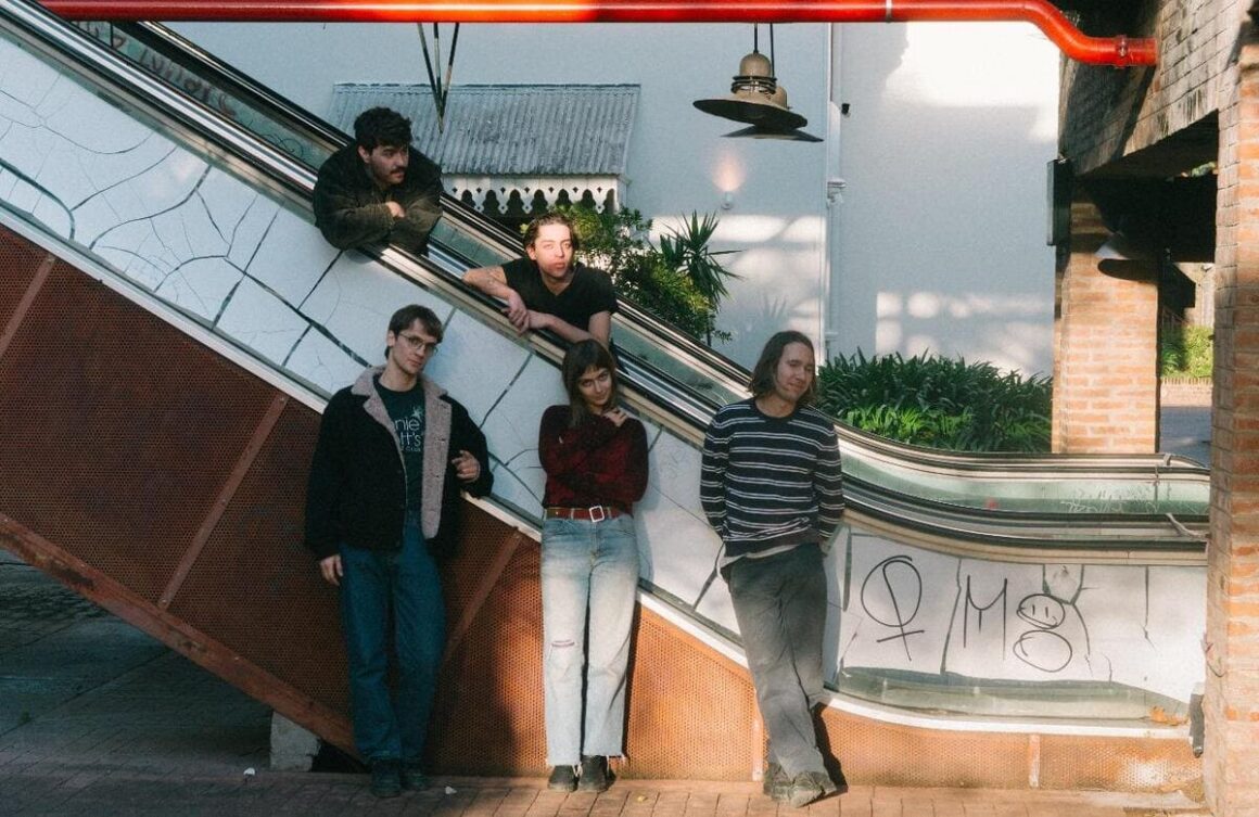 “Flores rojas”: el nuevo EP de Cabezas de Remolino - Cabezas de Remolino lanzó Flores Rojas, un EP de cinco canciones que marca un nuevo paso en la trayectoria de la banda de rock pop alternativo nacida en 2021 en Buenos Aires. Cabezas de Remolino. Foto de prensa