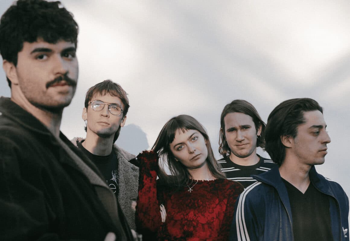 “Flores rojas”: el nuevo EP de Cabezas de Remolino - Cabezas de Remolino lanzó Flores Rojas, un EP de cinco canciones que marca un nuevo paso en la trayectoria de la banda de rock pop alternativo nacida en 2021 en Buenos Aires. Cabezas de Remolino. Foto de prensa