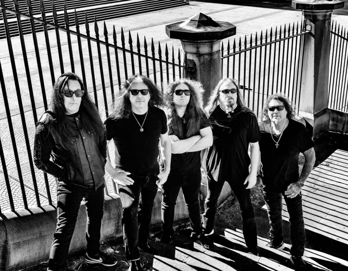 Testament: “Hay muchas presiones para dejar de ser humanos” - Testament acababa de editar “Souls of Black” (1990), que no hacía concesiones. El cantante Chuck Billy recibió una llamada de Gene Simmons. El líder de Kiss lo invitaba a juntarse con él: tenía un proyecto. Pero las cosas no siempre salen bien. Testament