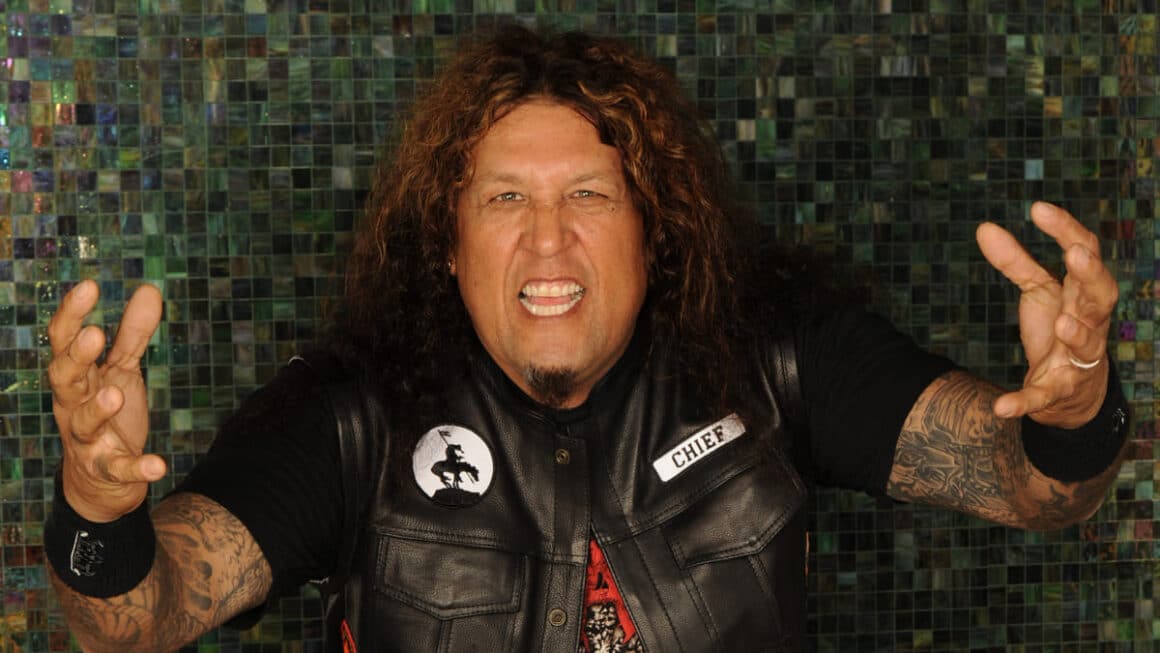 Testament: “Hay muchas presiones para dejar de ser humanos” - Testament acababa de editar “Souls of Black” (1990), que no hacía concesiones. El cantante Chuck Billy recibió una llamada de Gene Simmons. El líder de Kiss lo invitaba a juntarse con él: tenía un proyecto. Pero las cosas no siempre salen bien. TESTAMENT3