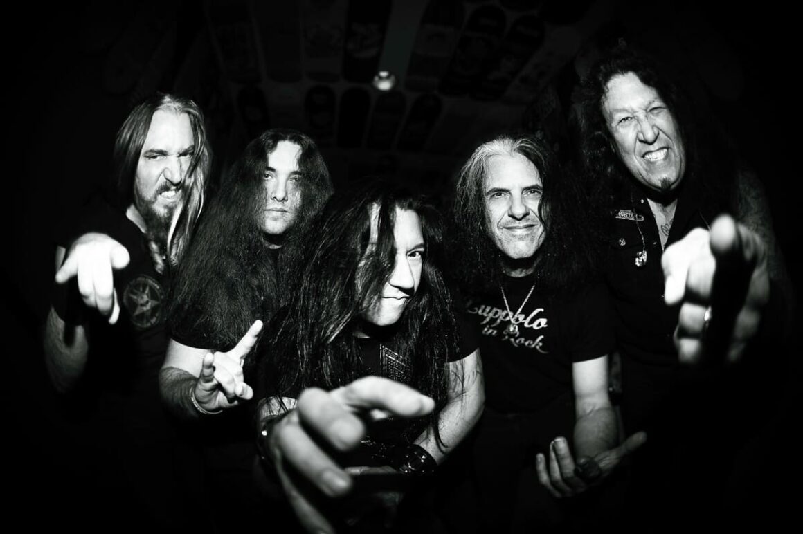 Testament: “Hay muchas presiones para dejar de ser humanos” - Testament acababa de editar “Souls of Black” (1990), que no hacía concesiones. El cantante Chuck Billy recibió una llamada de Gene Simmons. El líder de Kiss lo invitaba a juntarse con él: tenía un proyecto. Pero las cosas no siempre salen bien. Testament4