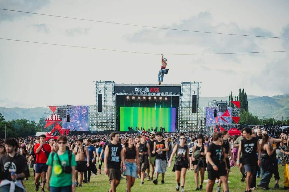 Cosquín Rock 2026: La grilla - Regresos, clásicos, novedades, rarezas y todos los estilos musicales posibles forman parte de la grilla del Cosquín Rock 2026. Más de cien artistas distribuidos en los seis escenarios instalados en el enorme predio de Punilla. Cosquín Rock