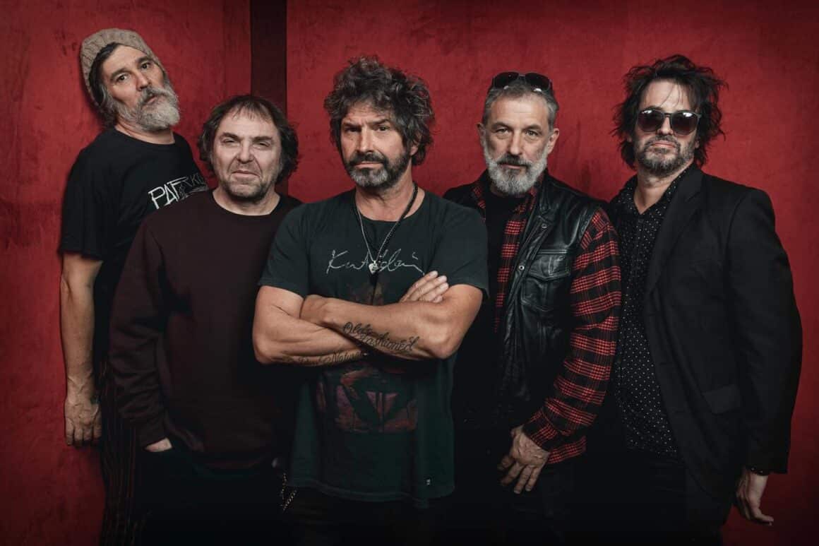 Los Caballeros de la Quema, de vuelta con canciones nuevas - Después de un cuarto de siglo sin publicar material nuevo, Los Caballeros de la Quema regresaron al estudio y editaron Fiesta de Zombies, un álbum que reúne diez canciones inéditas más una versión de Costumbres argentinas, clásico de Los Abuelos de la Nada. Los Caballeros de la Quema, 2025
