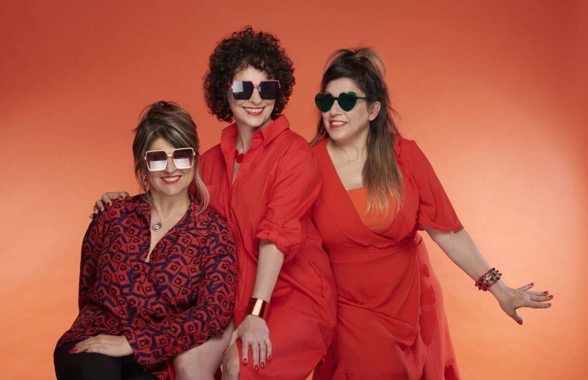 Las Adelas: “Idas y vueltas, reencuentros, desarraigos” - El trío de folk rock, con base entre Argentina y México, presenta su primer disco “El viaje”, conformado de canciones compuestas en los 90 pero con la identidad del presente. Las Adelas