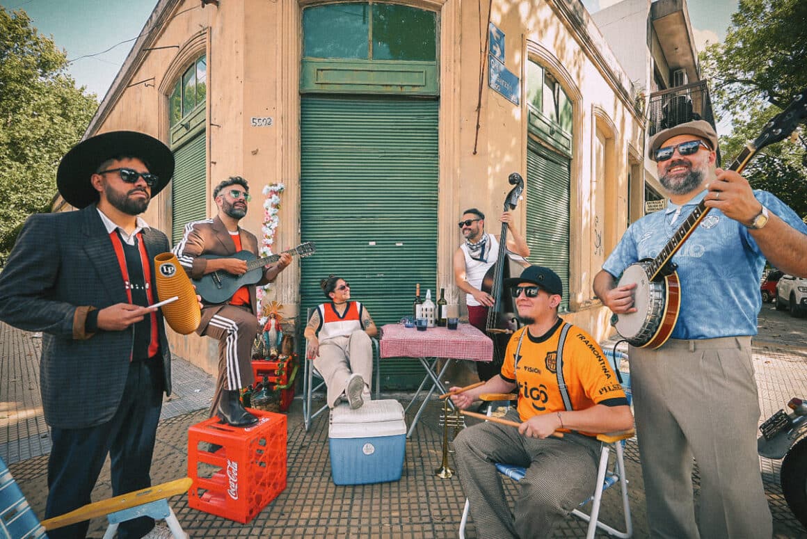 El Gran Ki: “Siempre nos gustó la idea de que cada álbum tuviese una temática específica” - Durante el 2011 los hermanos Ale (voz y guitarra) y Pato Bacigalupo (bajo y coros), emprendieron un viaje por trabajo desde Mataderos a Nueva Zelanda que los llevó a recorrer ese país y parte del sudeste asiático durante dos años. En este viaje aparecieron las primeras canciones. Una vez de regreso decidieron juntarse con Christian Grande, amigo de la infancia a tocar estos temas. Con el tiempo se incorporaron David Maza (batería), Nicolás Domínguez (percusión), y Lucía Bogo Morales (coros). Así nació El Gran Ki, una banda que fusiona rock con distintos géneros musicales. El Gran Ki. Foto de prensa