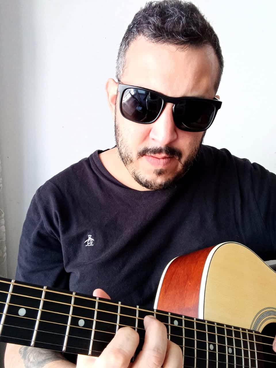 Iván Guede: “Se lo puede ubicar entre el rock melódico y power pop” - Los comienzos musicales de Iván Guede se remontan a la adolescencia, donde participa de diferentes bandas hasta que se disuelven. Eso lo motiva a armar su proyecto solista (2021), componer canciones y salir a mostrarlas por los escenarios argentinos. Iván Guede. Foto de prensa