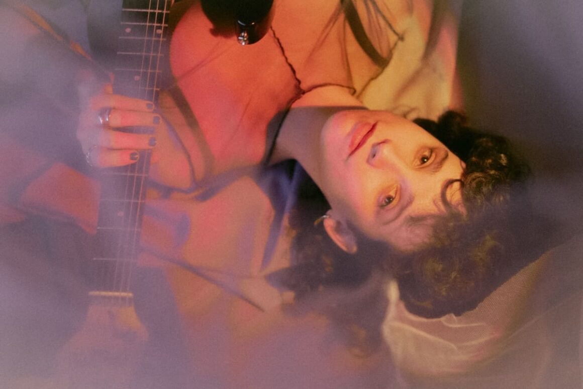 Miles: “Siento que es el principio de mi nueva vida” - “‘Mapa’ se trata de un momento en mi vida donde me encontraba muy perdida, en un limbo de querer hacer lo que siempre soñé, pero no saber cómo y entender que todas las respuestas están adentro de uno –explica Miles-. Fue el primer tema que escribí cuando volví de un viaje por Europa de varios meses. Me fui buscando algo que creía que iba a encontrar allá, pero tuve un ataque de pánico en un avión y decidí que lo que estaba buscando estaba en Buenos Aires. Cuando volví todo fue muy difícil para mí. Sentí muchísima ansiedad, mucho miedo y angustia. El hecho de volver a una casa que ya no reconocía, de la que me fui bastante joven por cuestiones personales, de encontrarme a mí en un lugar que no sentía propio, incluso Buenos Aires en sí, de encontrarme con versiones de mí que ya no era. Me sentía muy ajena en mi propia piel. No entendía mucho nada, pero sí sentía muchas cosas a la vez. En esos momentos lo que más deseaba era tener un mapa para poder entender por dónde tenía que ir para encontrarme con la música y conmigo. Aunque después me di cuenta que no había un cómo, sino que era cuestión de ir tras ese deseo que tanto me llamaba y accionarlo de la forma que fuera”. Miles. Foto de prensa