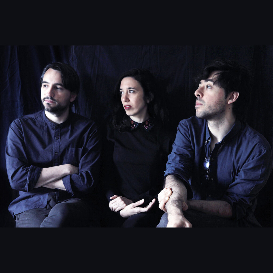 Rosal - Rosal comenzó como una banda de canciones pop con un original enfoque en los arreglos y la producción. En sus discos conjugó la exploración del lenguaje rock-pop con climas sutiles e intimistas. Liderada por Maria Ezquiaga, en sus shows en vivo optó por combinar lo acústico y lo eléctrico, incluyendo procesamientos en tiempo real a cargo del sonidista, que se fue transformando en un integrante más de la banda. Rosal