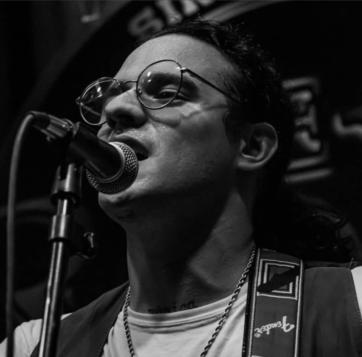 Agustín Pansardi: “Amo lo vintage” - “Generalmente las canciones las compongo a través del freestyle –explica Agustín Pansardi-. Soy y seré siempre rapero, y entiendo a todas mis canciones como un cúmulo de emociones que necesitaban salir de mi para no ahogarme. Con ‘Test1go’ fue igual, un freestyle a capella que di a luz atravesando una separación amorosa en la cual yo me reprochaba seguir enganchado y sentirme pertenencia de la otra persona, pertenencia en el sentido de lealtad, amor, no olvidar; nació de un grito emocional que exigía poder encontrar una respuesta a algo que simplemente se había desvanecido frente a mis ojos. Habla del miedo de afrontar ese espacio en el alma que queda después de haber abrazado tanto tiempo y tan profundo a otra alma, ese espacio vacío que queda en el corazón luego de decir adiós, sin querer decir adiós. Es una carta de despedida con bronca, que amo con todo mi ser”. Agustín Pansardi. Foto de prensa