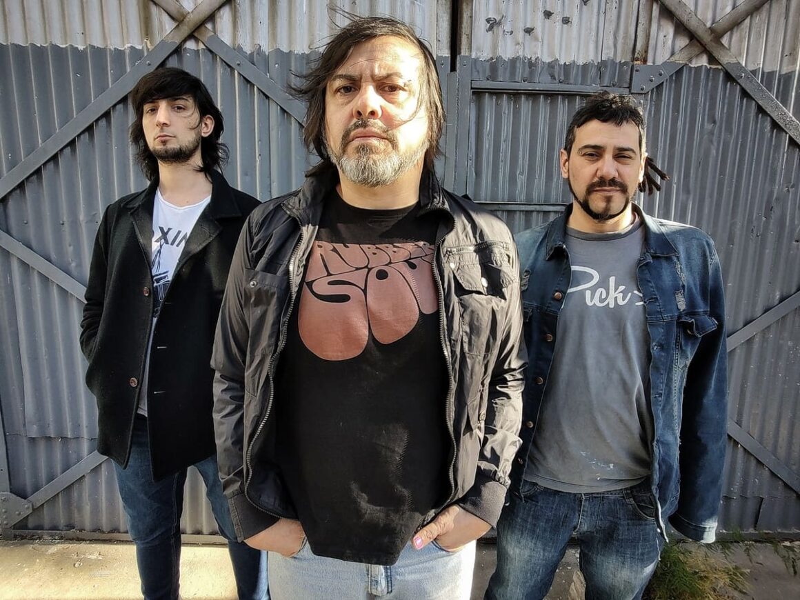Brutos Mecánicos: “Somos el tipo de banda que suena mejor en vivo” - Durante el 2023 graban y plasman las canciones de su último EP, “Rocarnal”; para luego presentarlo en vivo. Brutos Mecánicos sigue a toda máquina con el combustible del rock, ese que corre por las venas y explota en cada canción. Brutos mecánicos
