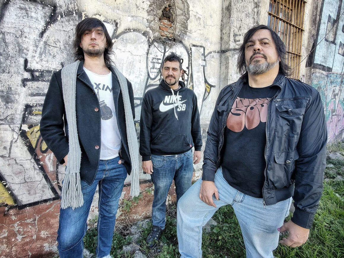 Brutos Mecánicos: “Somos el tipo de banda que suena mejor en vivo” - Durante el 2023 graban y plasman las canciones de su último EP, “Rocarnal”; para luego presentarlo en vivo. Brutos Mecánicos sigue a toda máquina con el combustible del rock, ese que corre por las venas y explota en cada canción. Brutos mecánicos. Foto de prensa