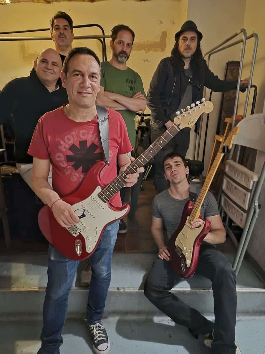 Entropistas: “Quedamos conformes con el sonido conseguido, es el fiel reflejo de la banda en vivo” - Entropistas emerge de la Ciudad de Buenos Aires durante el 2016 y recorre varios escenarios como: Makena, Balcón de Blues, La Colorada, Marquee, El Emergente, Rodney, Bar en vivo, Kiff, Dama de Bollini, Club Araoz, Mitos Argentinos, The Cavern y El Carnal, entre otros. Su primer EP se publica el 7 de septiembre de 2019 con 4 temas: “Ojos Rojos”, “Dulce Bipolar”, “Mi Inseguridad” y “Niebla”. Entropistas