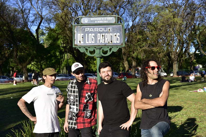 La Bella Época celebra el lanzamiento de “Cazador cazado” - La Bella Época regresará a los escenarios el sábado 15 de noviembre con la presentación de su nuevo álbum de estudio, Cazador cazado. El show se realizará en la esquina de Pepirí y René Favaloro, en Parque Patricios, y contará con una particularidad: la banda llegará tocando en un escenario móvil que partirá desde su sala de ensayo, ubicada en La Casa que Vibra (Trole y Coronel Pagola), a las 20. Desde allí recorrerá el barrio en caravana hasta el punto de encuentro, donde el concierto comenzará a las 21. La Bella Epoca. Foto de prensa
