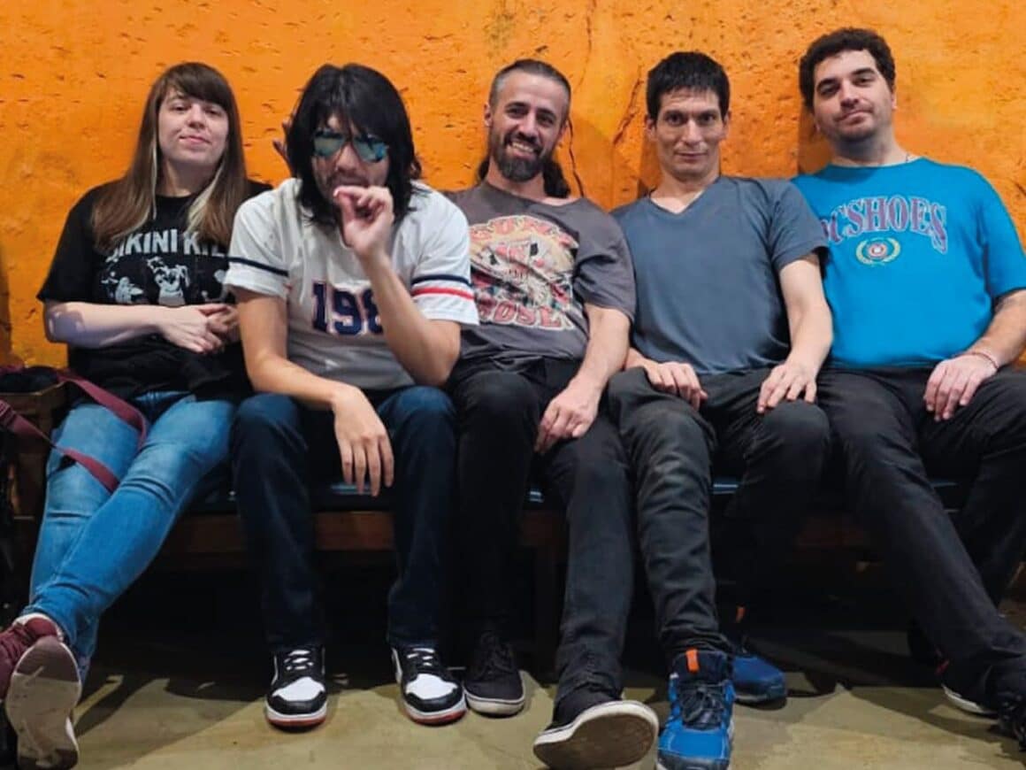 VientoVeloz: “Nos empeñamos en crear el soundtrack de nuestras vidas” - “Cuenta que a veces el olvido es imposible, y el recuerdo eterno –señala Max Espino, voz cantante de VientoVeloz-. Habla sobre lo infinito que puede llegar a ser el amor, a veces incluso ante el abandono, una pérdida, aunque exista una galaxia de distancia entre los seres. ‘En las horas de soledad’ no intenta mostrar ni demostrar nada. Es una canción que, en el mejor de los casos, tal vez sirva para acompañar a las almas que se sienten solitarias”. VientoVeloz. Foto de prensa
