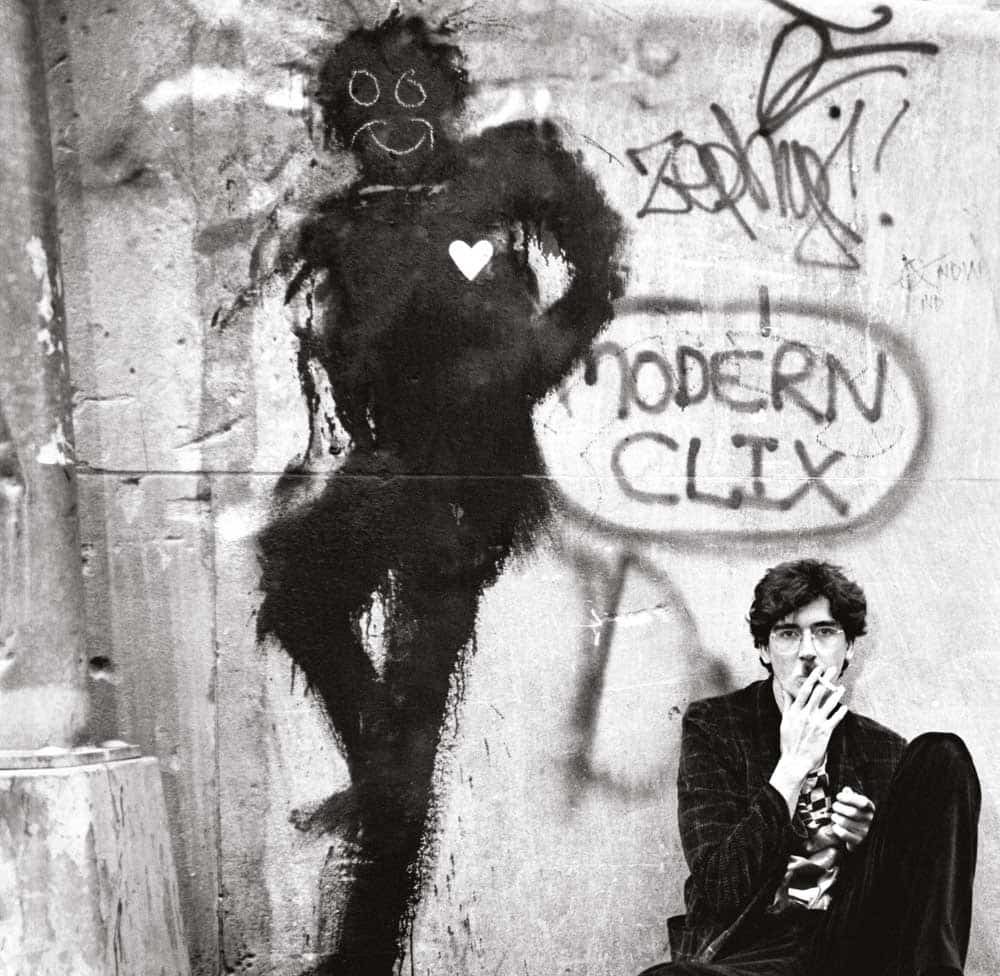 Los “Personajes” de Uberto Sagramoso - Uberto Sagramoso, autor de la icónica fotografía de Clics modernos de Charly García, cumple 50 años de trayectoria y lo celebra con Personajes, un nuevo libro que reúne medio siglo de retratos, viajes y experiencias que marcaron su vida. La obra, de producción completamente independiente, se presentará este 8 de noviembre a las 20 horas con un vivo en Instagram, desde su cuenta oficial (@sagramoso_), en colaboración con la editorial Curtiembre Libros. Charly García, Clics Modernos