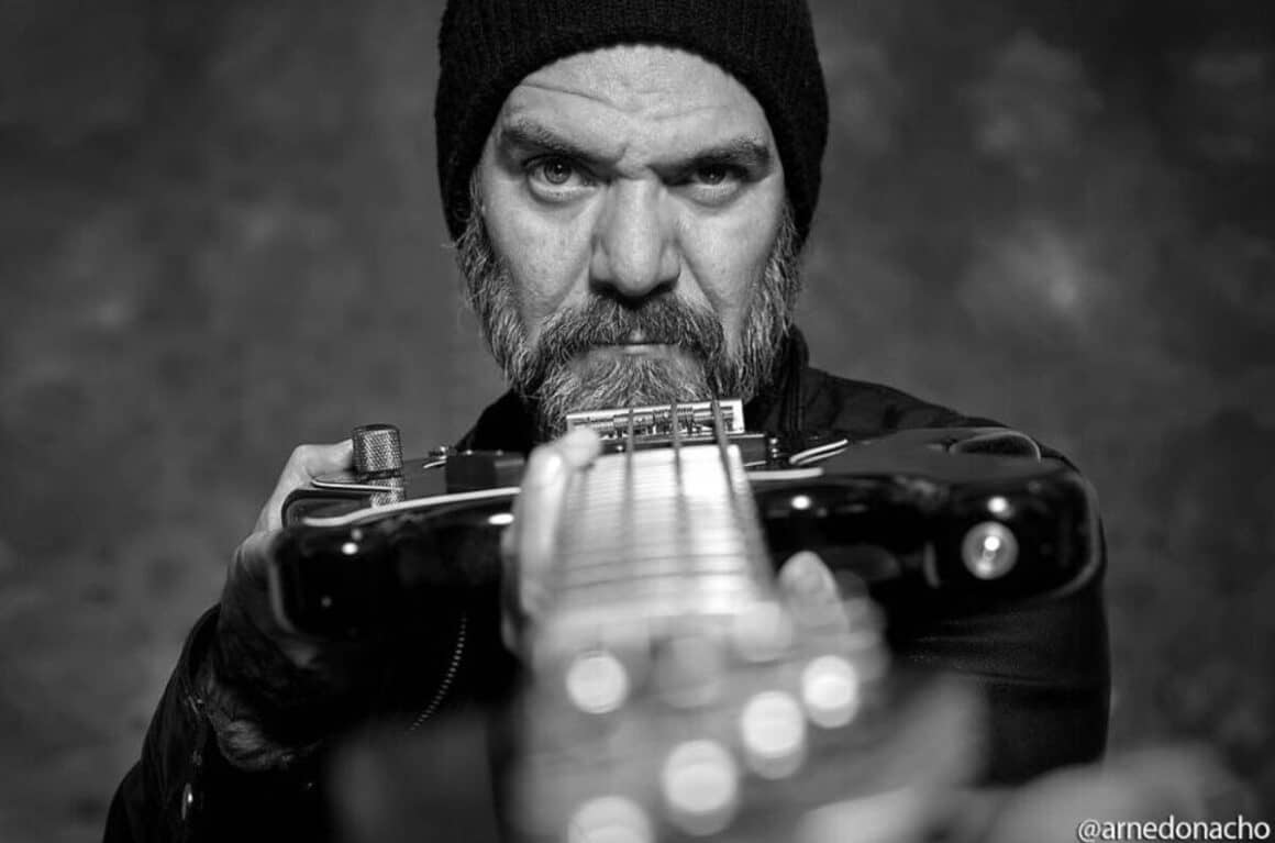 Corvex: “Por primera vez me viene la palabra blues a la boca” - Corvex es el proyecto musical de Marcelo “Corvata” Corvalán (A.N.I.M.A.L., Carajo, Arde la Sangre). Con una fuerte impronta visual y colaboraciones dentro del rock y el arte urbano, nació en 2020 y viene construyendo un universo propio. Corvata. Foto de prensa: Ignacio Arnedo