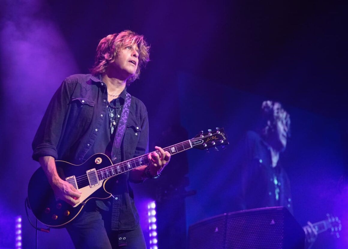 Dean DeLeo, de Stone Temple Pilots: “Al componer sos muy vulnerable” - Este podría ser uno de los tantos relatos de adolescentes que compran un instrumento y terminan abandonándolo. Pero nuestro personaje es Dean DeLeo, y con esa viola va a co-fundar una de las bandas más importantes de los ‘90: Stone Temple Pilots. Dean DeLeo