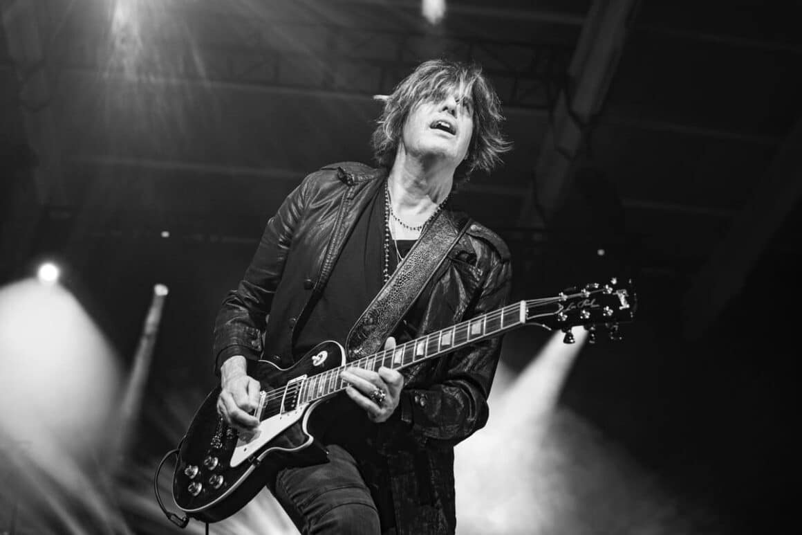 Dean DeLeo, de Stone Temple Pilots: “Al componer sos muy vulnerable” - Este podría ser uno de los tantos relatos de adolescentes que compran un instrumento y terminan abandonándolo. Pero nuestro personaje es Dean DeLeo, y con esa viola va a co-fundar una de las bandas más importantes de los ‘90: Stone Temple Pilots. Dean DeLeo. Foto: Emily Payne