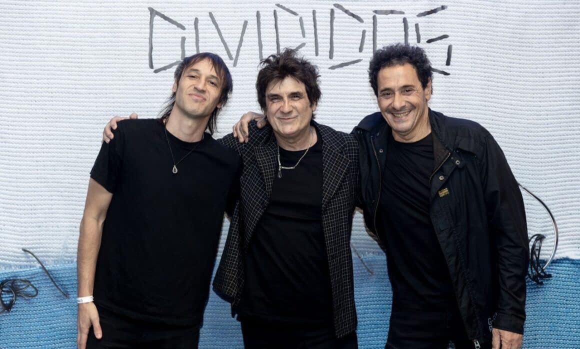 Después de quince años, Divididos presenta su álbum homónimo - Quince años después de Amapola del 66, Divididos presentó su undécimo álbum de estudio, un trabajo homónimo que marca el regreso discográfico del trío. El disco fue grabado en distintos períodos entre 2019 y 2025 en los estudios La Calandria, el espacio creativo donde Ricardo Mollo, Diego Arnedo y Catriel Ciavarella desarrollan su actividad desde hace años. El lanzamiento se acompañó con una escucha colectiva en el Movistar Arena, que incluyó la proyección del documental Sonidos, barro y piel, centrado en el proceso de grabación. Divididos. Foto de prensa: Ignacio Arnedo