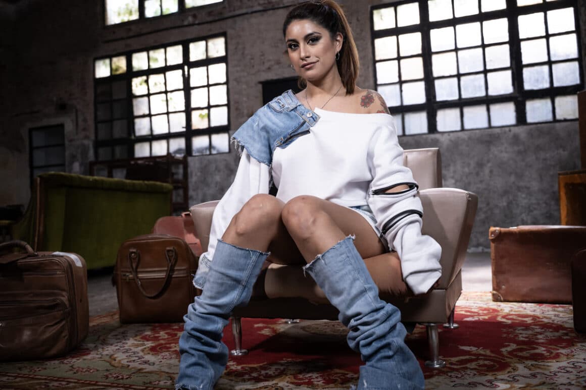 Emily: “Estas 11 canciones me representan” - Emily es una cantautora argentina, cuyas influencias provienen del pop, rock, blues y funk. Su estilo único y genuino conmueve y transporta a través de sus melodías y letras. Emily. Foto de prensa