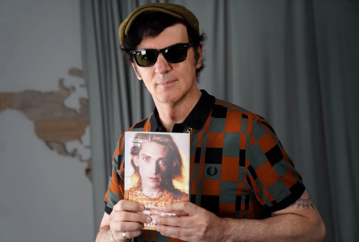 Una nueva biografía sobre la vida y el legado de Federico Moura - Gustavo Bove, periodista especializado en música y autor de las biografías de Miguel Mateos y Gustavo Cerati, acaba de publicar Perfecto, hermoso, veloz, luminoso (Penguin Random House), un libro que reconstruye la historia de Federico Moura, líder de Virus. La obra recorre la vida de un artista que, en plena dictadura y en una sociedad conservadora, llevó el rock argentino del blanco y negro a la modernidad colorida de los años ochenta. Gustavo Bove y su libro sobre Fede Moura. Foto: Guillermo Rodríguez Adami