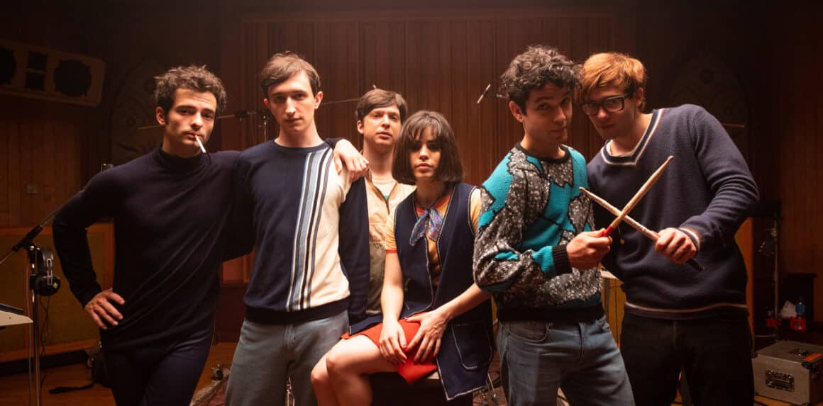 “La dicha en movimiento”: un film que reconstruye la grabación del debut de Los Twist - La dicha en movimiento, dirigida por Maxi Gutiérrez, llega a los cines este jueves 20 de noviembre con un relato que combina ficción, memoria y música. La película reconstruye un romance entre Mario (Kevsho) y Ana (Ornella D'Elia), situado en abril de 1983 dentro de los históricos Estudios Panda, donde Los Twist registraban en apenas 29 horas y media su álbum debut, también titulado La dicha en movimiento. Ese disco, producido por Charly García, marcaría un quiebre estético en la música argentina al cierre de la dictadura. "La dicha en movimiento"