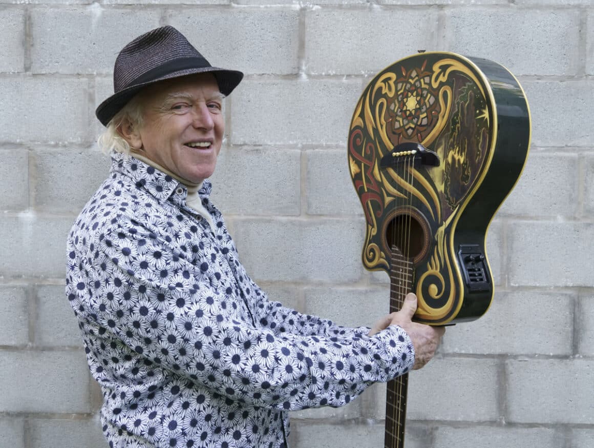 Miguel Cantilo: “Nunca había librado la totalidad de los arreglos y producción a mis dos hijos” - Es el número treinta y seis en la exquisita y extensa carrera del músico y compositor Miguel Cantilo. Las catorce canciones que componen este nuevo álbum revelan los valores humanos, pero no retrata la interacción entre personas, sino que busca la reflexión y el encuentro con nuestro “Amigo interno”. Miguel Cantilo. Foto de prensa