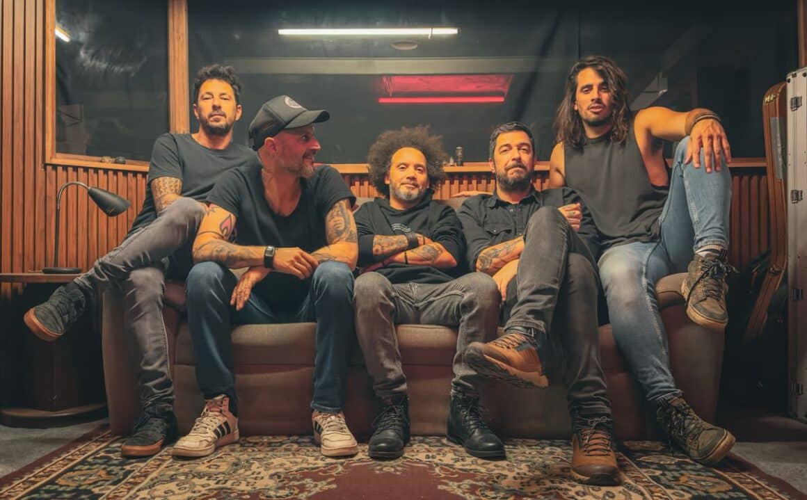 Mota anuncia su vuelta a la Argentina - Después de su primer paso por Argentina con entradas agotadas, Mota anunció su regreso a Buenos Aires. El grupo uruguayo, integrado por músicos de Once Tiros, volverá a presentarse en Capital luego de su paso por el Salón Pueyrredón y el Teatro Flores, donde compartió escenario con La Chancha Muda y tuvo como invitada a Lula Bertoldi, de Eruca Sativa. Mota. Foto de prensa