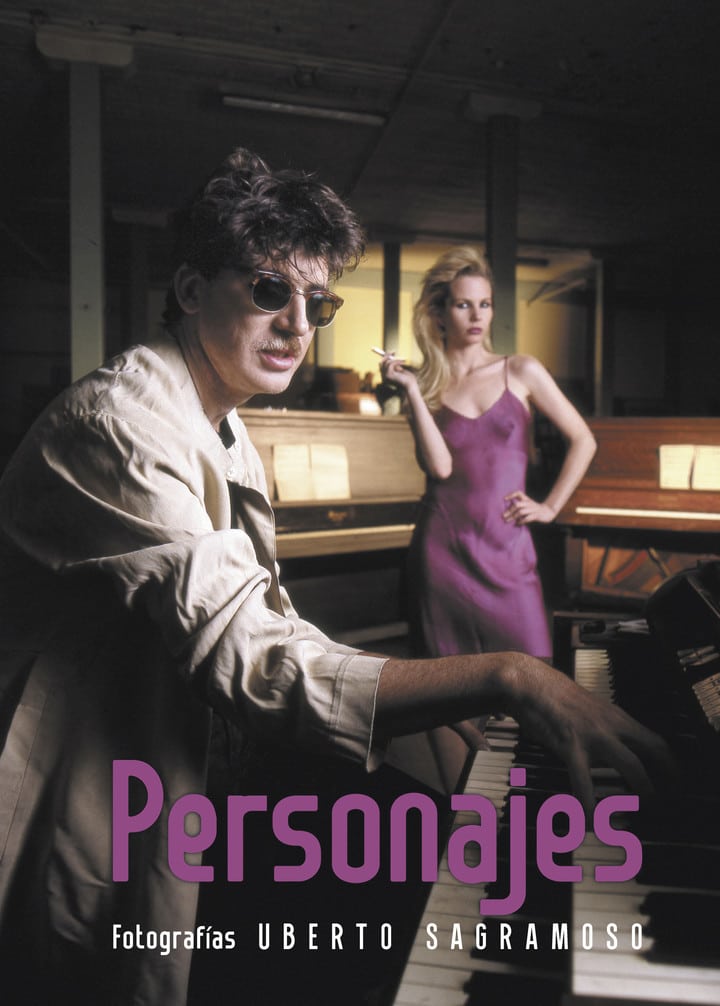 Los “Personajes” de Uberto Sagramoso - Uberto Sagramoso, autor de la icónica fotografía de Clics modernos de Charly García, cumple 50 años de trayectoria y lo celebra con Personajes, un nuevo libro que reúne medio siglo de retratos, viajes y experiencias que marcaron su vida. La obra, de producción completamente independiente, se presentará este 8 de noviembre a las 20 horas con un vivo en Instagram, desde su cuenta oficial (@sagramoso_), en colaboración con la editorial Curtiembre Libros. La tapa de “Personajes”, de Uberto Sagramoso