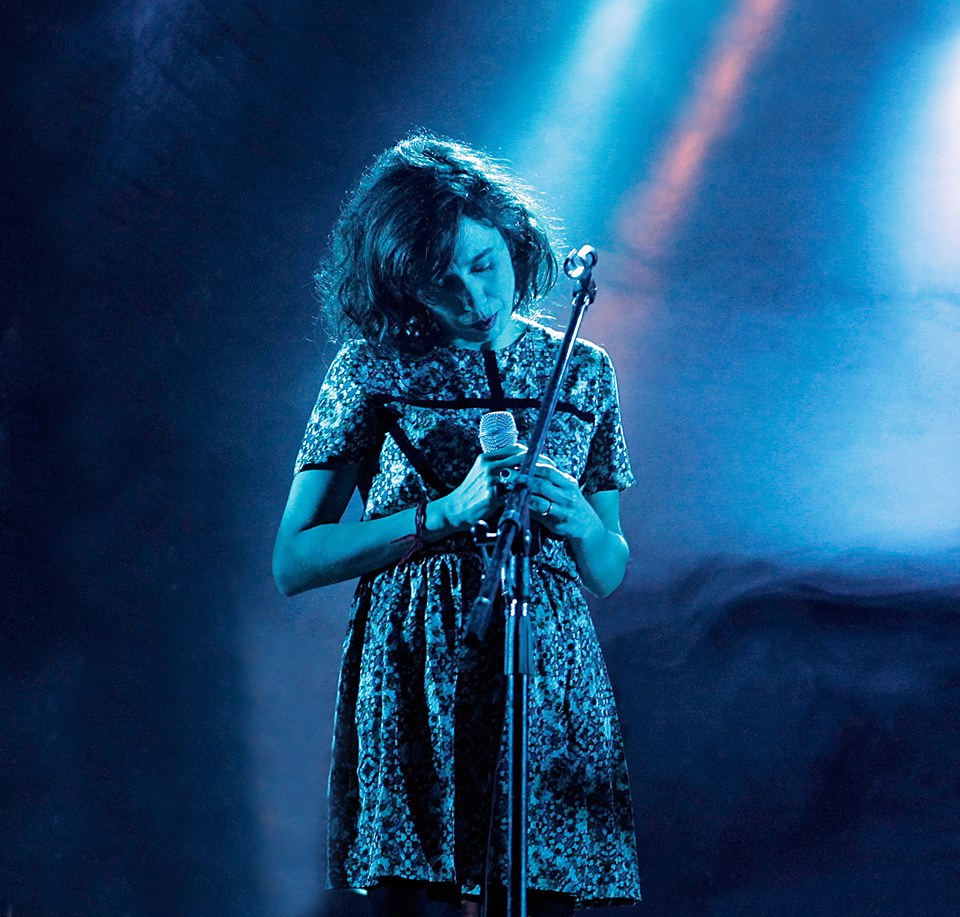 Rosal - Rosal comenzó como una banda de canciones pop con un original enfoque en los arreglos y la producción. En sus discos conjugó la exploración del lenguaje rock-pop con climas sutiles e intimistas. Liderada por Maria Ezquiaga, en sus shows en vivo optó por combinar lo acústico y lo eléctrico, incluyendo procesamientos en tiempo real a cargo del sonidista, que se fue transformando en un integrante más de la banda. Rosal