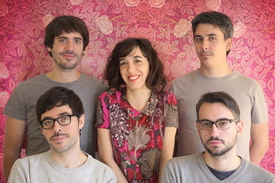 Rosal - Rosal comenzó como una banda de canciones pop con un original enfoque en los arreglos y la producción. En sus discos conjugó la exploración del lenguaje rock-pop con climas sutiles e intimistas. Liderada por Maria Ezquiaga, en sus shows en vivo optó por combinar lo acústico y lo eléctrico, incluyendo procesamientos en tiempo real a cargo del sonidista, que se fue transformando en un integrante más de la banda. Rosal