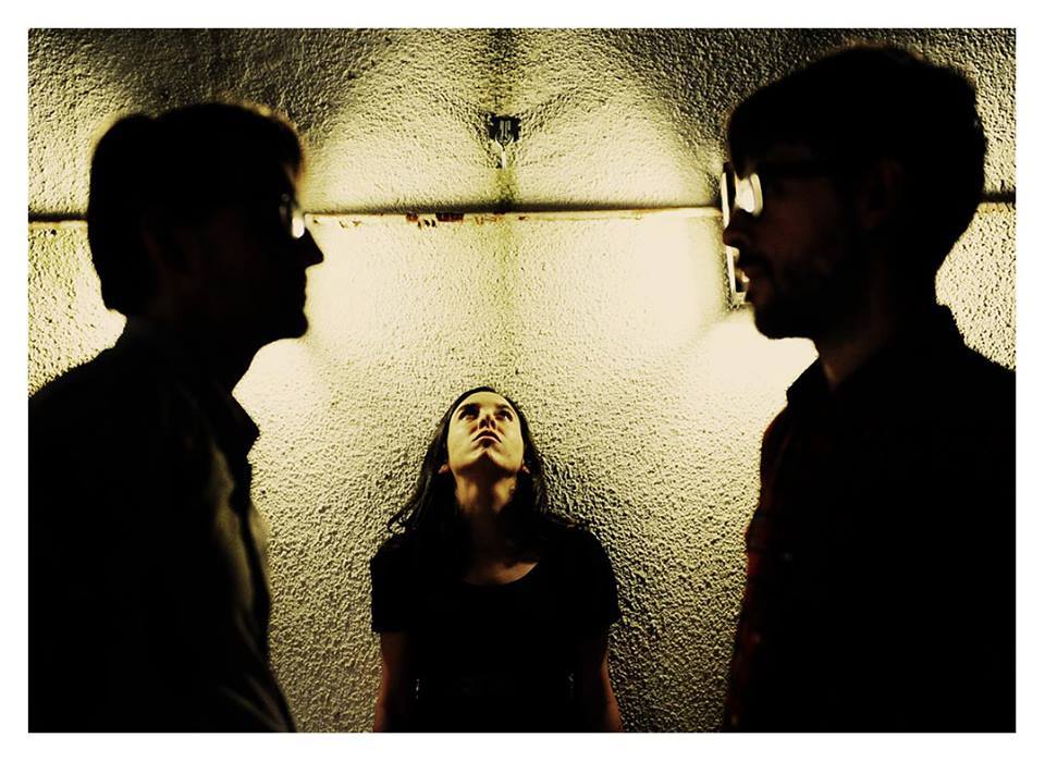Rosal - Rosal comenzó como una banda de canciones pop con un original enfoque en los arreglos y la producción. En sus discos conjugó la exploración del lenguaje rock-pop con climas sutiles e intimistas. Liderada por Maria Ezquiaga, en sus shows en vivo optó por combinar lo acústico y lo eléctrico, incluyendo procesamientos en tiempo real a cargo del sonidista, que se fue transformando en un integrante más de la banda. Rosal