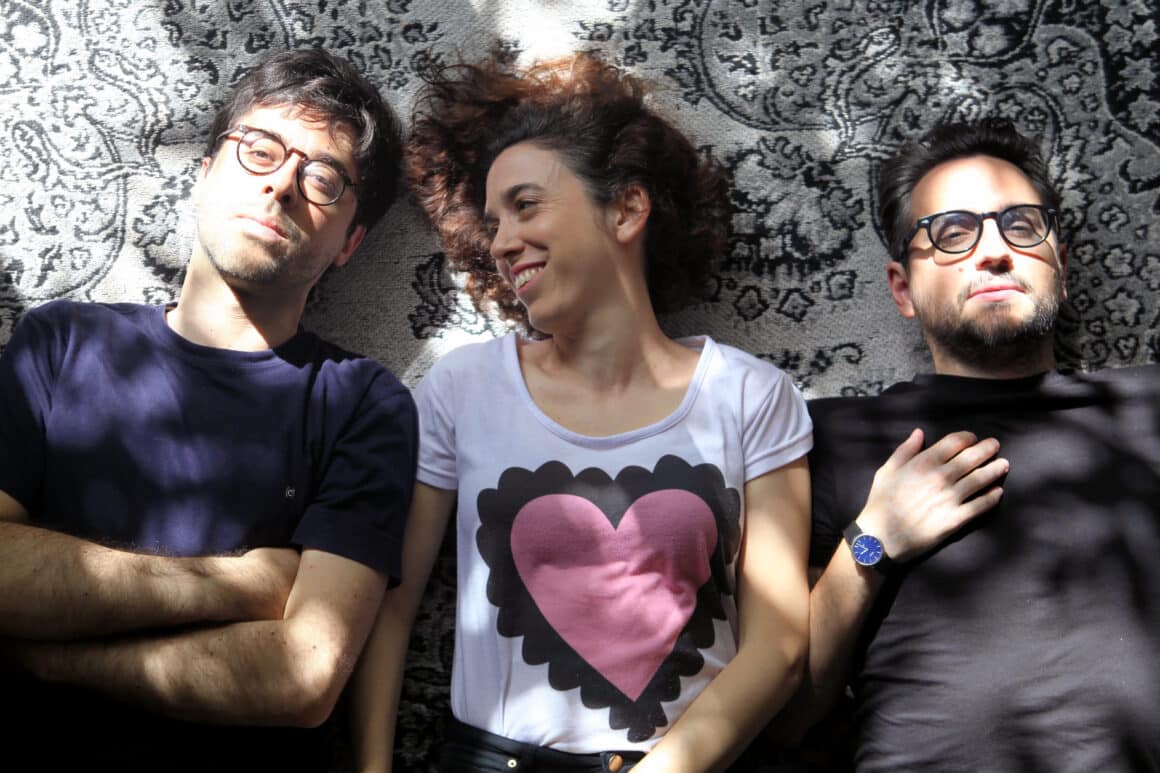 Rosal - Rosal comenzó como una banda de canciones pop con un original enfoque en los arreglos y la producción. En sus discos conjugó la exploración del lenguaje rock-pop con climas sutiles e intimistas. Liderada por Maria Ezquiaga, en sus shows en vivo optó por combinar lo acústico y lo eléctrico, incluyendo procesamientos en tiempo real a cargo del sonidista, que se fue transformando en un integrante más de la banda. Rosal