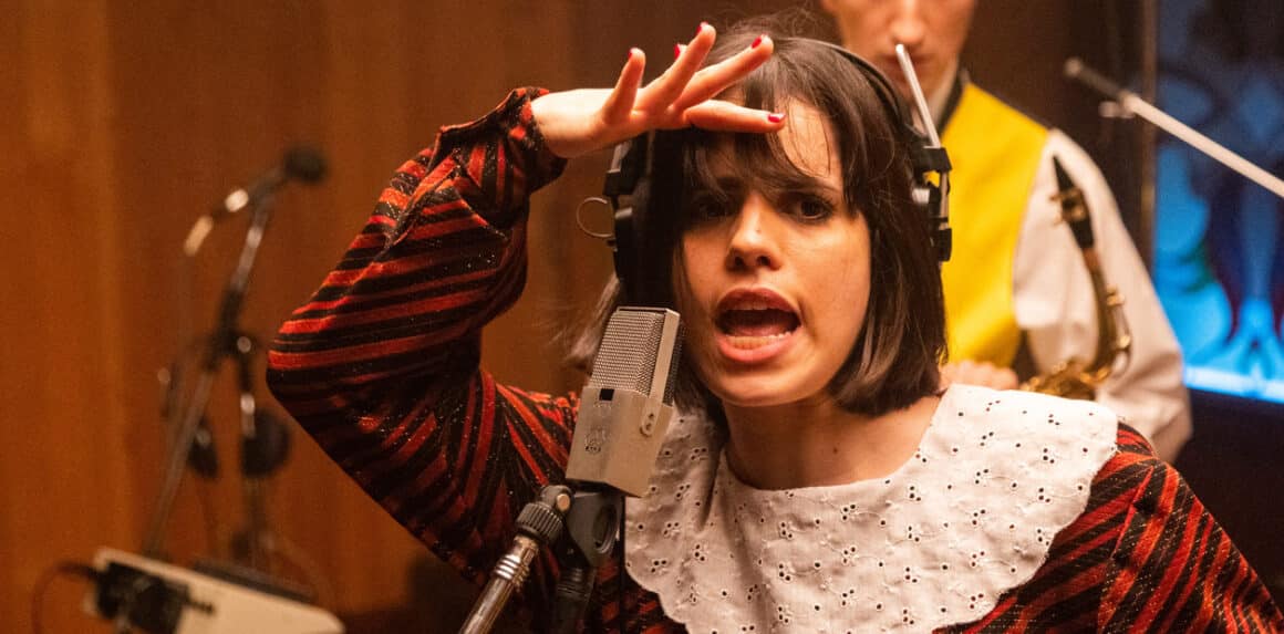“La dicha en movimiento”: un film que reconstruye la grabación del debut de Los Twist - La dicha en movimiento, dirigida por Maxi Gutiérrez, llega a los cines este jueves 20 de noviembre con un relato que combina ficción, memoria y música. La película reconstruye un romance entre Mario (Kevsho) y Ana (Ornella D'Elia), situado en abril de 1983 dentro de los históricos Estudios Panda, donde Los Twist registraban en apenas 29 horas y media su álbum debut, también titulado La dicha en movimiento. Ese disco, producido por Charly García, marcaría un quiebre estético en la música argentina al cierre de la dictadura. Sofi Morandi, como Fabiana Cantilo