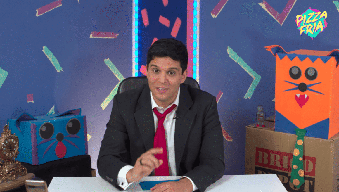 Dave América: “Ha llevado la música a todo el mundo” - Dave América es un músico y productor madrileño, que de pequeño soñaba con ser astronauta: llevar casco, volar por los aires y pisar planetas vírgenes. Pero, al ver que el espacio exterior no le tenía en sus planes, acabó aceptando un trabajo serio, de esos que se hacen con traje, corbata y pareces importante. Dave America