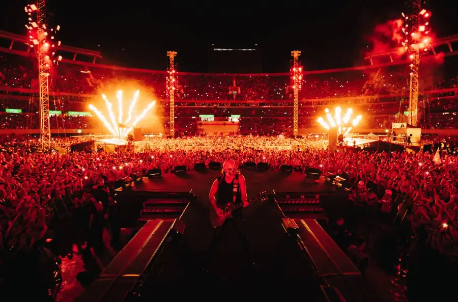 Cinco River en un año: Airbag y un cierre histórico - Airbag cerró su año más importante con dos noches consecutivas en el Estadio Monumental y una demostración de rock de gran escala. El miércoles 17 y el jueves 18 de diciembre, el trío integrado por Patricio, Guido y Gastón Sardelli volvió a agotar el estadio de River Plate y alcanzó una marca inédita: cinco presentaciones con entradas agotadas en el mismo año en ese escenario. Airbag en River. Foto de prensa. DF Entertainment