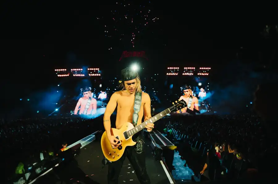Cinco River en un año: Airbag y un cierre histórico - Airbag cerró su año más importante con dos noches consecutivas en el Estadio Monumental y una demostración de rock de gran escala. El miércoles 17 y el jueves 18 de diciembre, el trío integrado por Patricio, Guido y Gastón Sardelli volvió a agotar el estadio de River Plate y alcanzó una marca inédita: cinco presentaciones con entradas agotadas en el mismo año en ese escenario. Airbag en River. Foto de prensa. DF Entertainment