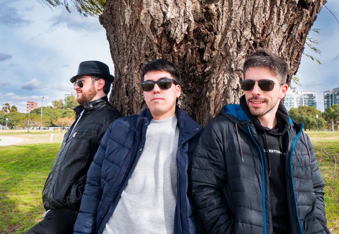 Mango para Armar: “Podríamos decir que es nuestro mejor momento” - Mango para Armar continúa develando su futuro material discográfico, y ahora es el turno de "78 Km", el segundo corte adelanto. La letra representa lo más crudo de la banda compuesto hasta ahora. Musicalmente, destacan los riffs poderosos de las guitarras y sintetizadores con sonidos de trompetas, que le dan un toque explosivo a los estribillos y el final. Mango para Armar