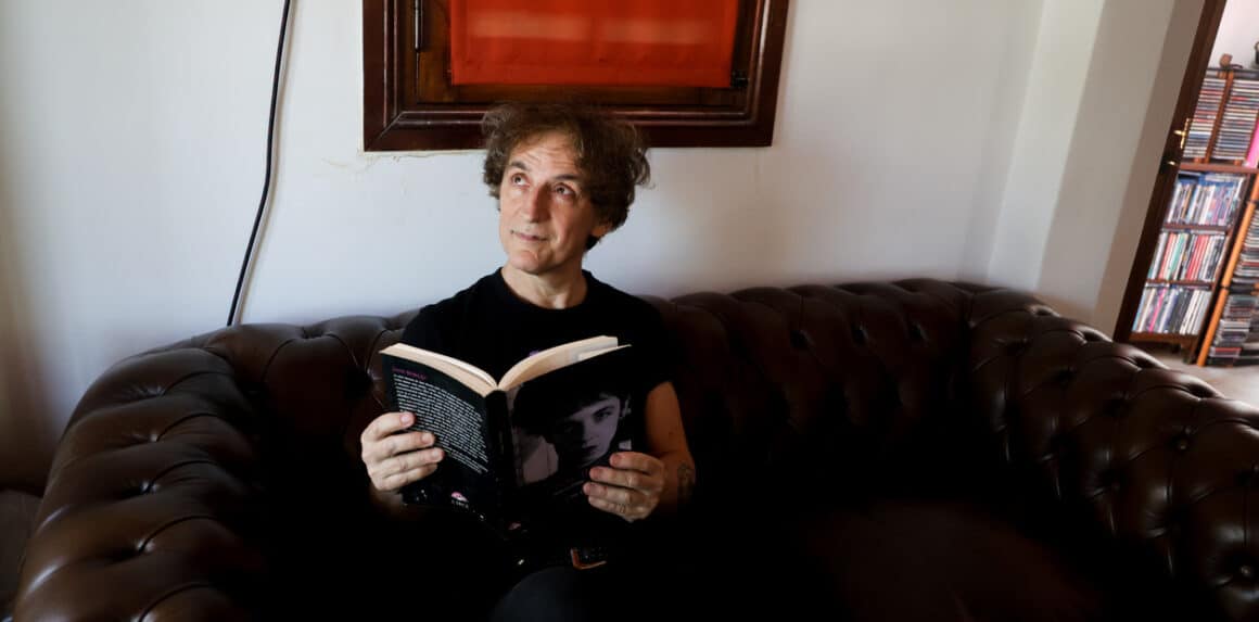 Vivir, tocar y recordar: el nuevo libro de Fernando Samalea - En Viviendo el futuro, su cuarto libro autobiográfico, Fernando Samalea vuelve a recorrer escenas, personajes y trayectos de una vida marcada por el movimiento constante. Baterista, viajero y cronista de primera línea del rock argentino, Samalea define su propia experiencia con una imagen que atraviesa el cierre del libro: “Vivir dentro de mis zapatos podría asemejarse a estar amarrado a la punta de un cohete espacial, sin la posibilidad de ver lo que un botón de pausa permitiría”. Fernando Samalea. Foto: Antonio Becerra