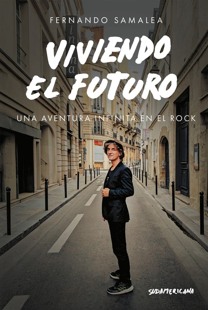 Vivir, tocar y recordar: el nuevo libro de Fernando Samalea - En Viviendo el futuro, su cuarto libro autobiográfico, Fernando Samalea vuelve a recorrer escenas, personajes y trayectos de una vida marcada por el movimiento constante. Baterista, viajero y cronista de primera línea del rock argentino, Samalea define su propia experiencia con una imagen que atraviesa el cierre del libro: “Vivir dentro de mis zapatos podría asemejarse a estar amarrado a la punta de un cohete espacial, sin la posibilidad de ver lo que un botón de pausa permitiría”. Viviendo el futuro, de Fernando Samalea