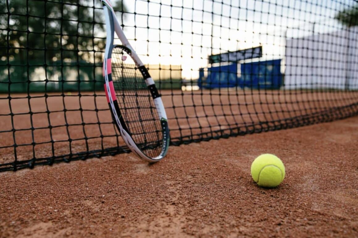Por qué las pistas de tierra batida cambiaron el estilo de juego en el tenis - La aparición y consolidación de las pistas de tierra batida transformó por completo el tenis. Antes, el juego era mucho más directo y muchos puntos se resolvían en 3 o 4 golpes. En tierra batida, la dinámica cambia por completo: la pelota pierde alrededor de 10–15 % de velocidad tras el bote y se eleva varios centímetros más que en superficies rápidas. Ese efecto obliga a golpear desde posiciones más retrasadas y menos cómodas. Como consecuencia, los intercambios se alargan de forma natural. Un solo punto puede superar sin dificultad los 20 o 30 golpes, y en rallies exigentes alcanzar incluso 40 intercambios. Cada punto deja de ser una explosión corta y pasa a convertirse en una prueba de resistencia, paciencia y control del ritmo. Para quienes entienden cómo la tierra batida altera el ritmo del tenis, https://1xbet.hn/es se adapta a ese análisis. tenis