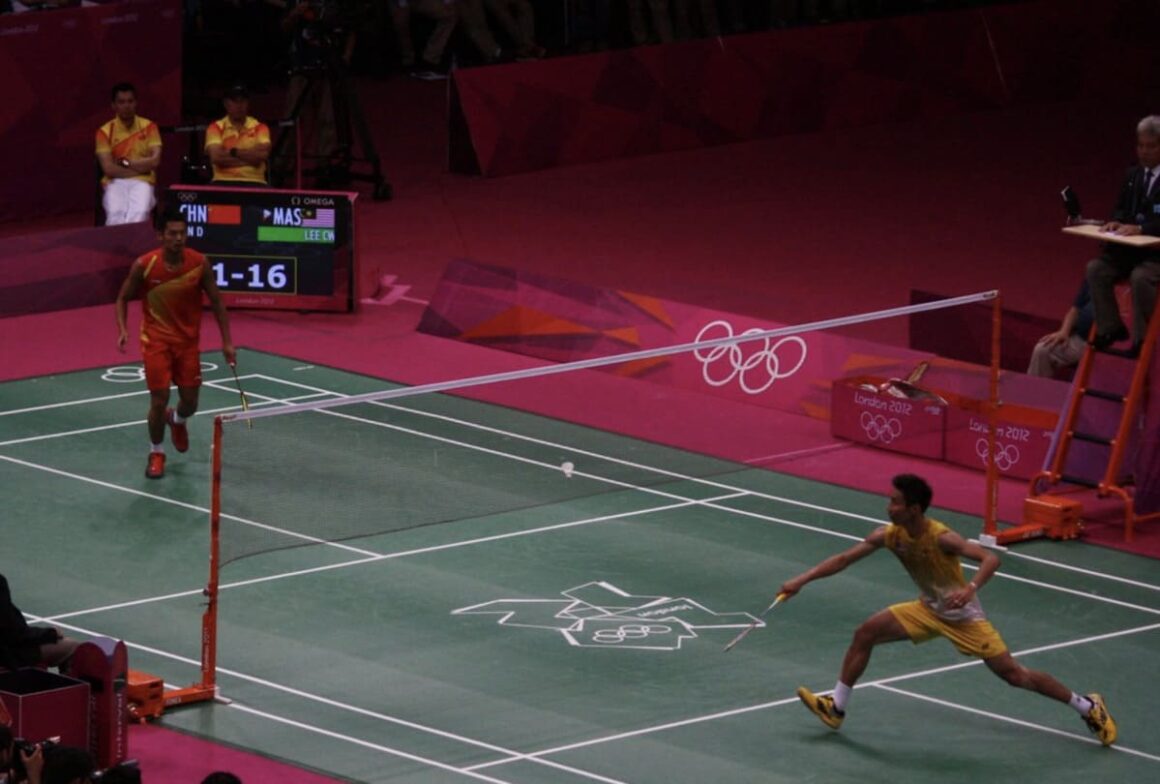 Los partidos que convirtieron al bádminton en un deporte verdaderamente global - El bádminton pasó de ser un deporte regional a una disciplina global gracias a una serie de partidos icónicos que atrajeron audiencias millonarias y redefinieron su atractivo competitivo. Durante gran parte del siglo XX, el deporte estuvo concentrado en Asia y algunos países europeos, con torneos que rara vez superaban los 5.000 espectadores presenciales. Si seguís el bádminton por ritmo y control del punto, sitio de apuestas deportivas en Paraguay te permite elegir mercados según el estilo de cada jugador. bádminton