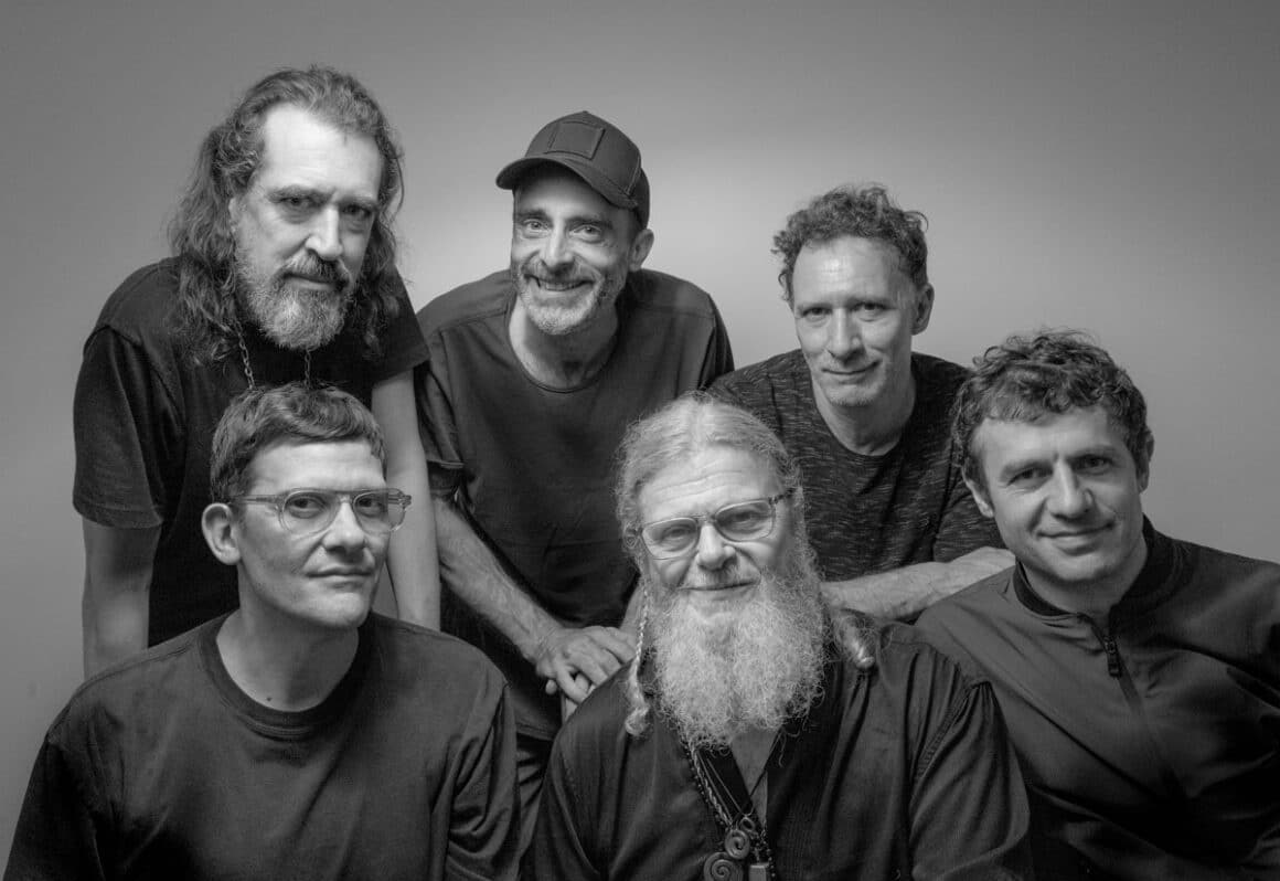 Bajofondo presenta “Ohm” a 25 años de su formación - Bajofondo lanzó Ohm, su nuevo trabajo discográfico. El álbum marca el regreso del colectivo liderado por Gustavo Santaolalla y Juan Campodónico, a 25 años de la formación del proyecto. Bajofondo. Foto de prensa