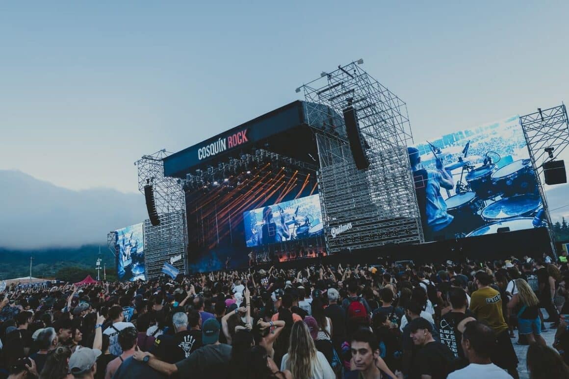 Cosquín Rock 2026: Bandas de Sudamérica - El festival que sigue expandiéndose con sus ediciones por Sudamérica recibirá en esta nueva oportunidad a varios artistas latinos en el Aeródromo de Santa María de Punilla el 14 y 15 de febrero. cosquin