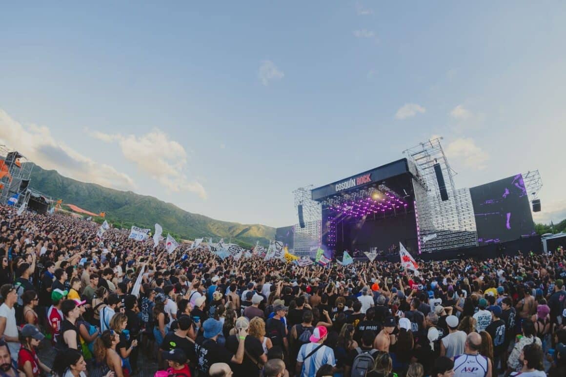 Cosquín Rock 2026: Razones para llegar temprano - Entre las propuestas que se presentarán cuando el Sol pegue más fuerte, habrá artistas en crecimiento y también otros consagrados que tocarán desde muy temprano en el Aeródromo de Santa María de Punilla durante ambas jornadas. Aquí algunas opciones para ingresar apenas se abran las puertas. cosquin rock 5
